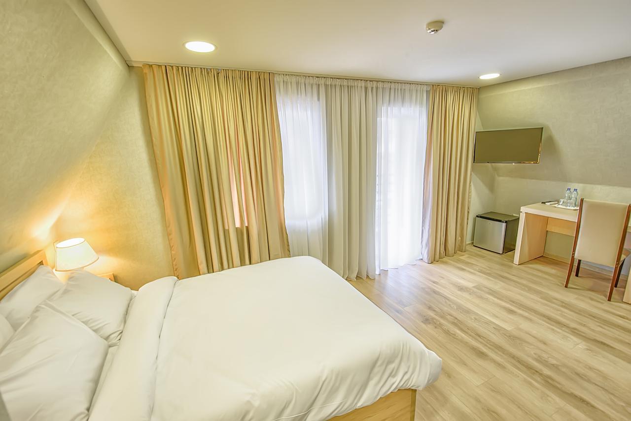 Green Corner Hotel Тбілісі Екстер'єр фото